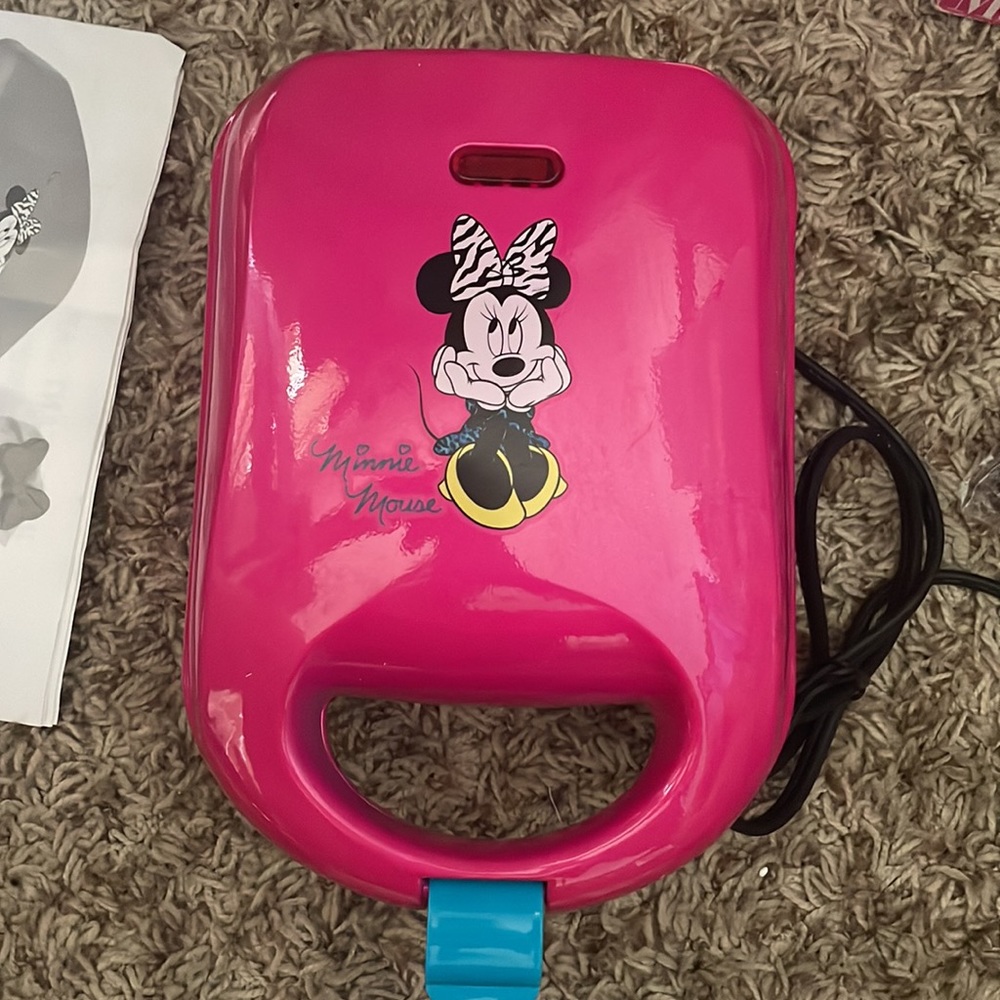 Minnie Mouse Mini Cupcake Maker - Picture 8 of 10
